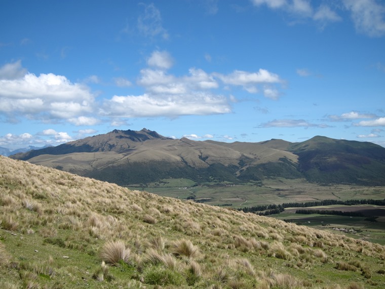 Ecuador Central Andes: Cotopaxi Area, Cerro Ruminahui, Pasochoa from Ruminahui flank, Walkopedia