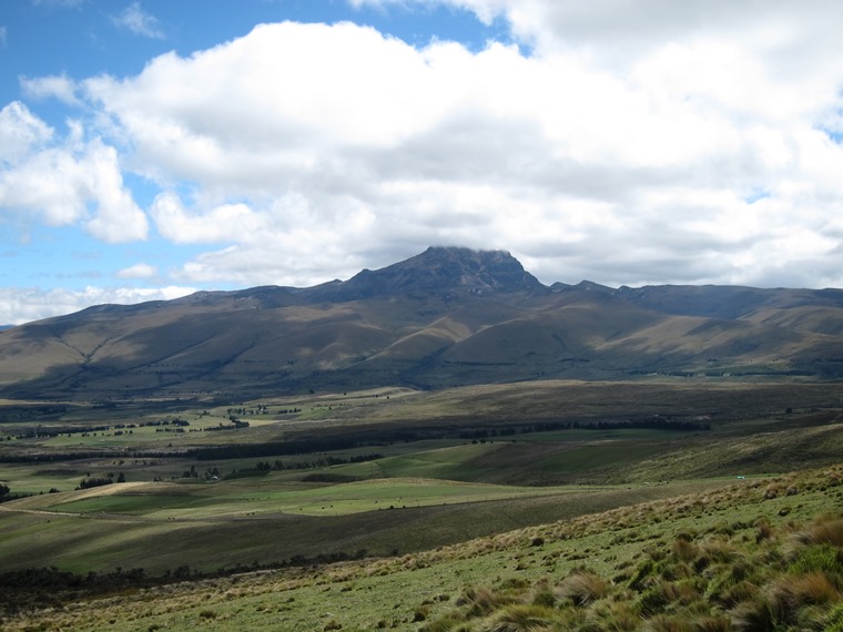 Ecuador Central Andes: Cotopaxi Area, Cerro Ruminahui, Sincholahua from Ruminahui flank, Walkopedia