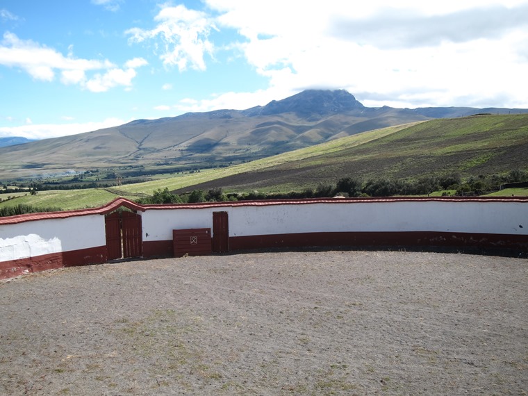 Ecuador Central Andes: Cotopaxi Area, Cotopaxi Area, Sincholahua from Ruminahui flank, lonely bull ring, Walkopedia