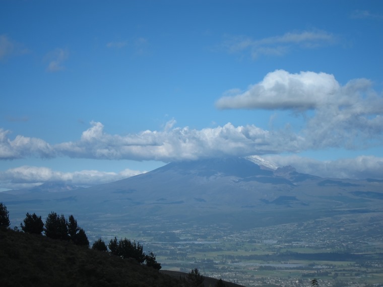 Ecuador Central Andes: Cotopaxi Area, Cotopaxi Area, From across the Central Valley, Walkopedia