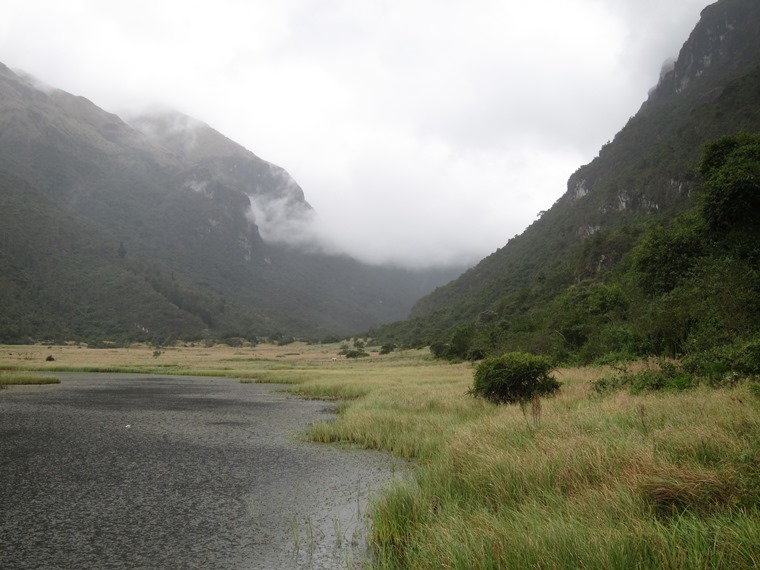 Ecuador Southern Andes: Cajas NP, Laguna Llaviuco, Laguna Llaviuvo, Walkopedia