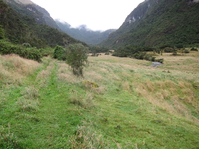 Ecuador Southern Andes: Cajas NP, Laguna Llaviuco, Inca road above Laguna Llaviuco, Walkopedia