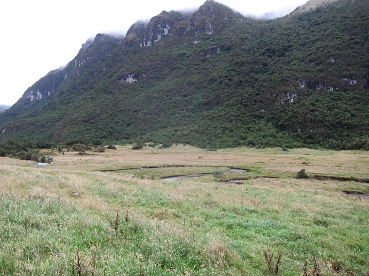 Ecuador Southern Andes: Cajas NP, Cajas Inca Road, From Inca road near Laguna Llaviuco, Walkopedia