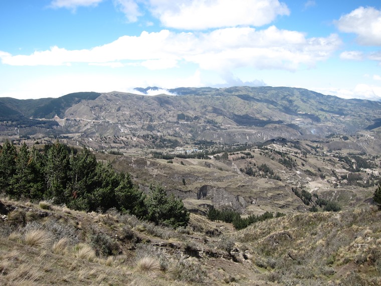 Ecuador Central Andes:Quilotoa Area, Lake Quilotoa to Chugchillan, From the crater rim across to Chugchilian, Walkopedia