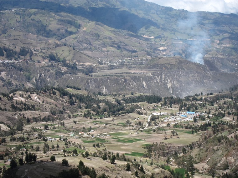 Ecuador Central Andes:Quilotoa Area, Lake Quilotoa to Chugchillan, From the crater rim over Guayama, Walkopedia