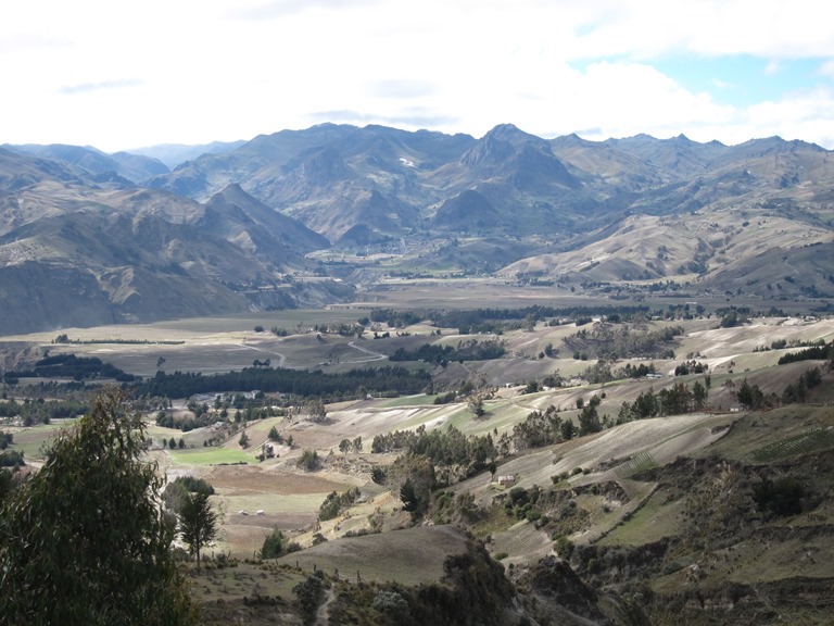 Ecuador Central Andes, Avenue of the Volcanoes, From Lake Quilatoa rim, Walkopedia