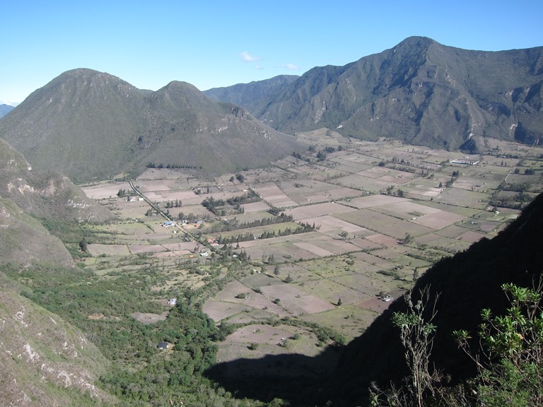 Ecuador Andes: Quito Area, Quito Area, Pululahua from rim, Walkopedia