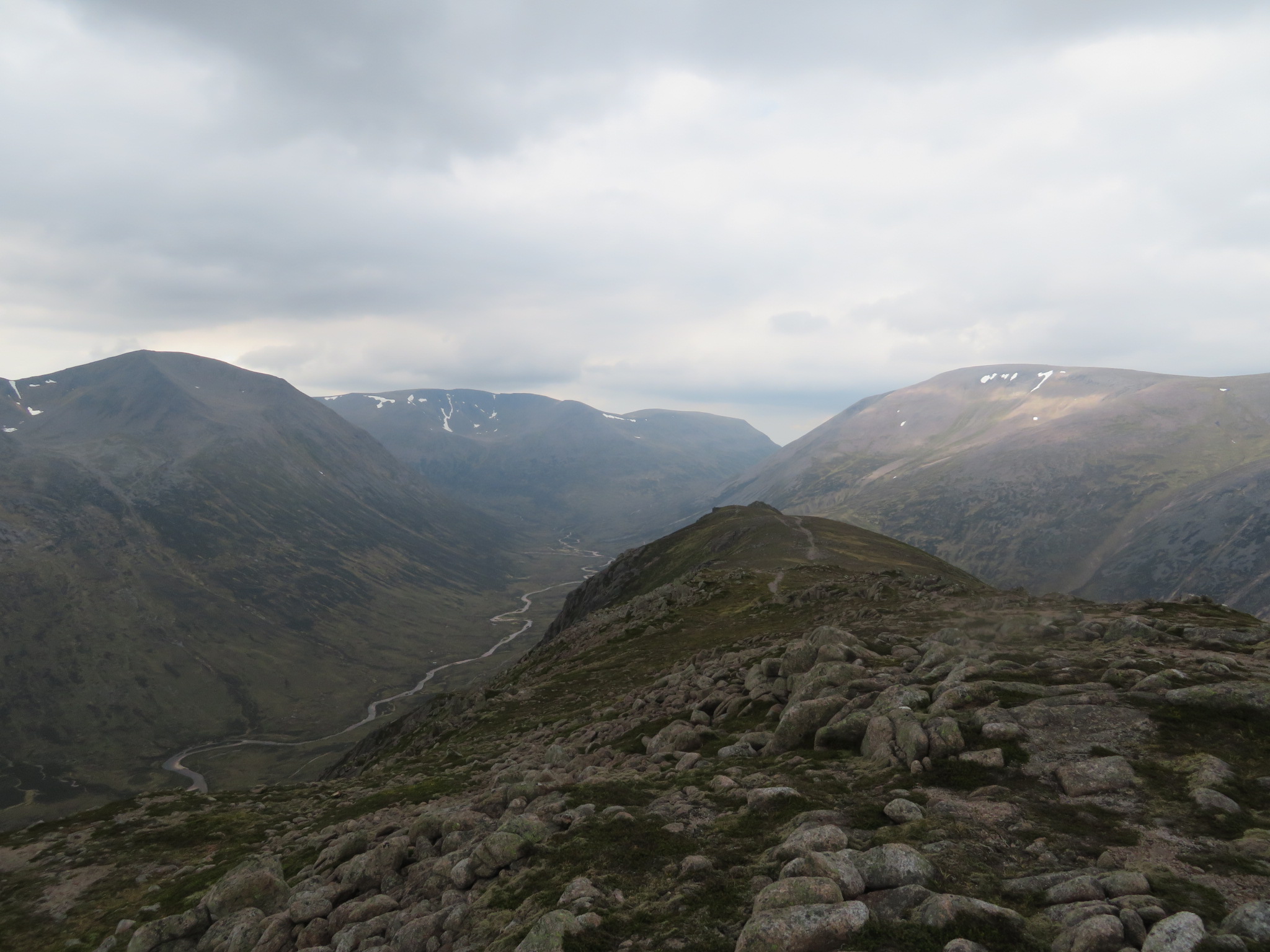 United Kingdom Scotland Cairngorms, Upper Dee Valley, Cairn Toul, Braeriach, Bern Macdui and  upper Dee towards Lairig Ghru,  from Carn A Mhaim, Walkopedia