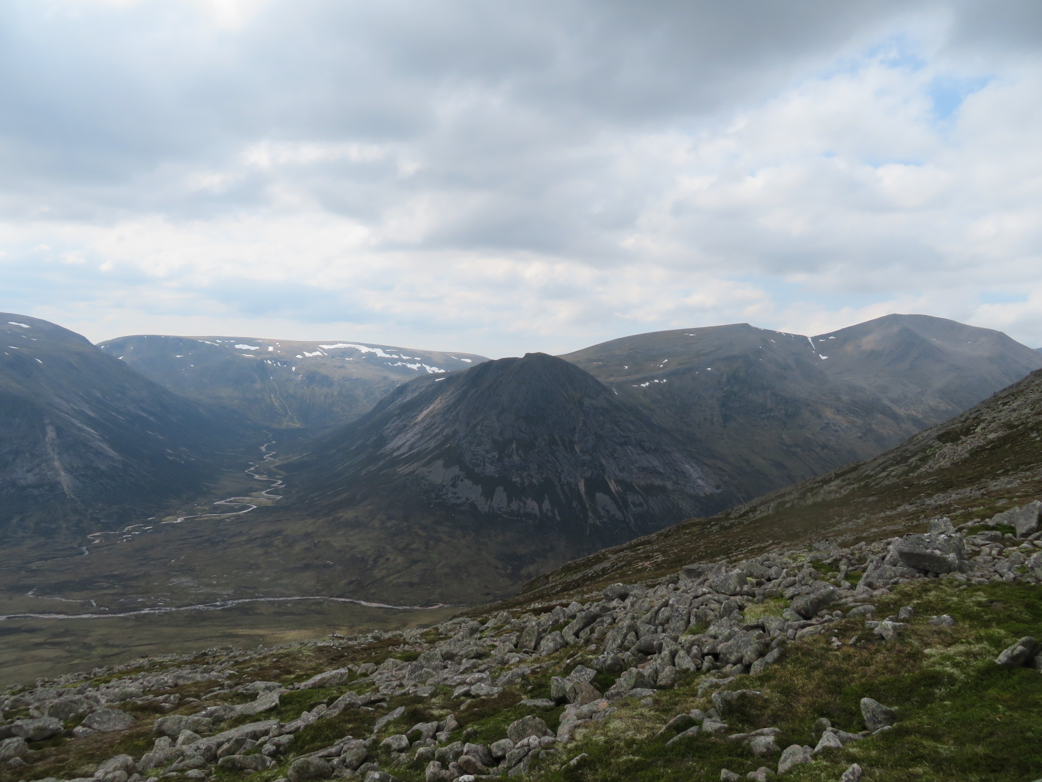 United Kingdom Scotland Cairngorms, Upper Dee Valley, Across Glen Dee to Devil's Point from Carn A Mhaim flank, Walkopedia