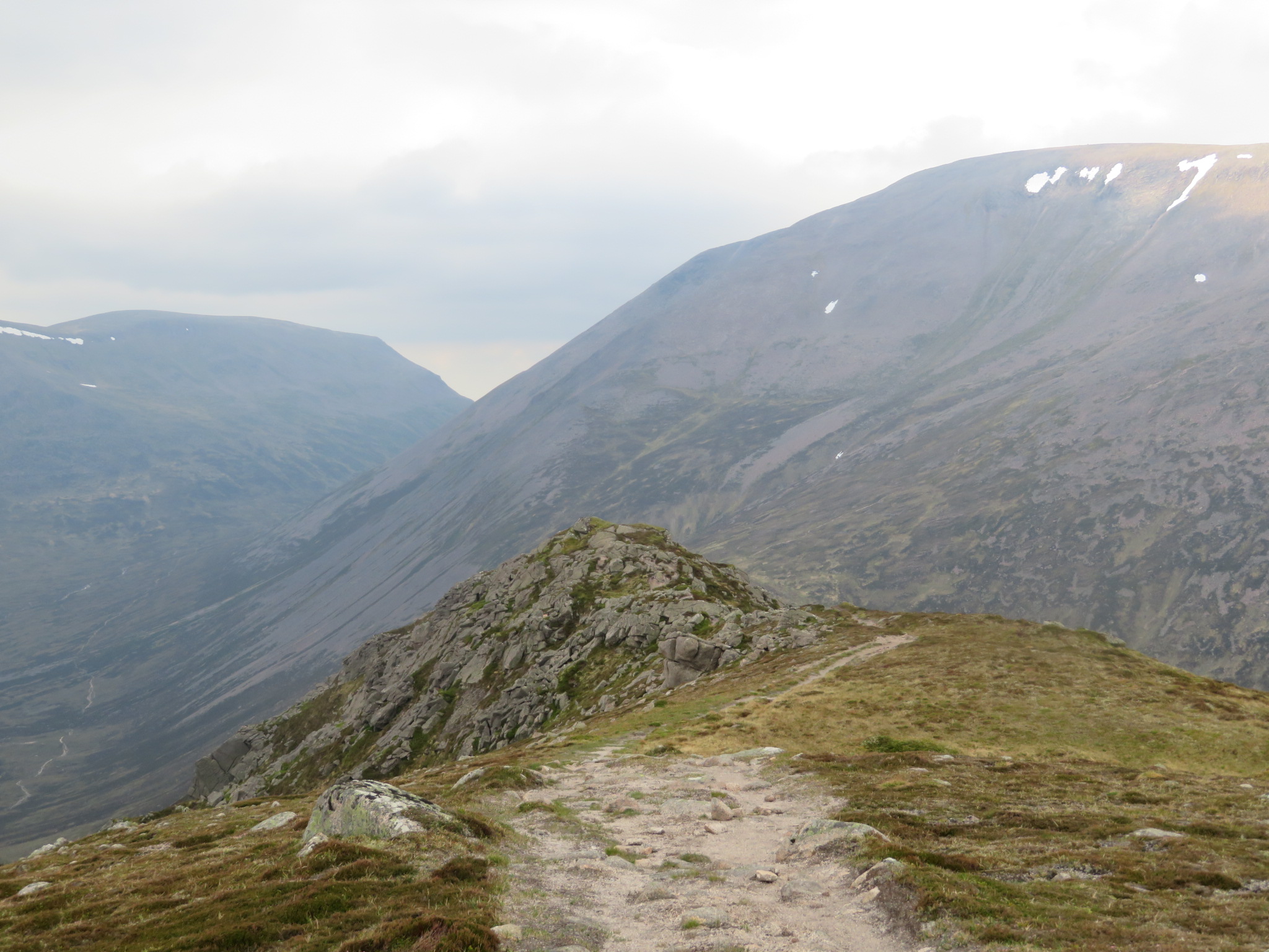 United Kingdom Scotland Cairngorms, Upper Dee Valley, Narrowing Carn A Mhaim ridge, Ben Macdui and beginning of Lairig Ghru, Walkopedia