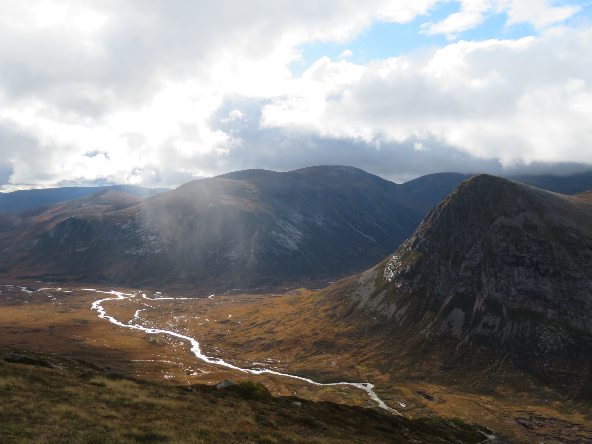 United Kingdom Scotland Cairngorms, Upper Dee Valley, Devil's point, Upper Glen Dee, from Carn a Mhaim, Walkopedia