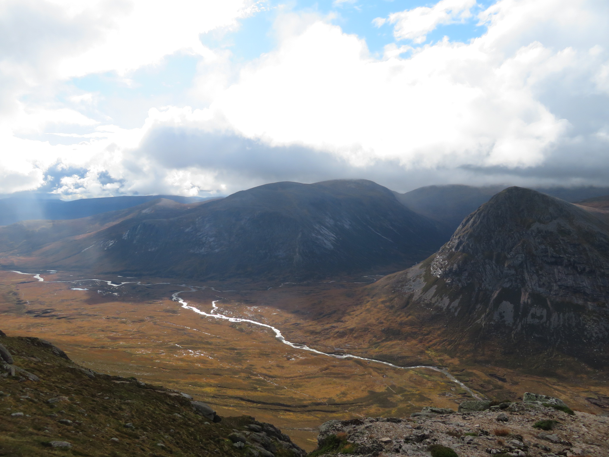 United Kingdom Scotland Cairngorms, Upper Dee Valley, Devil's point, Upper Glen Dee, from Carn a Mhaim, Walkopedia