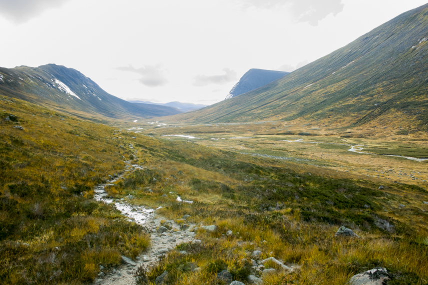 United Kingdom Scotland Cairngorms, Upper Dee Valley, Looking down from Lairig Ghru towards upper Dee valley, Walkopedia