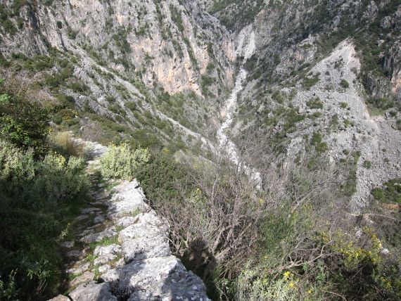 Greece Peloponnese: Taygetus range and the Mani, Taygetus and the Mani, Dropping into the Viros gorge, Walkopedia