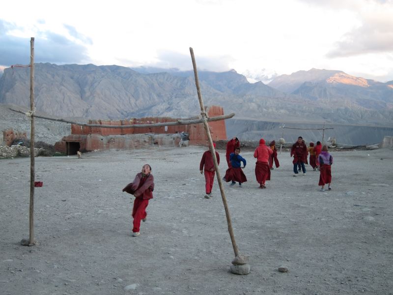 Nepal Annapurna & Mustang, Mustang, Boy monk footballers, Tsarang, Walkopedia