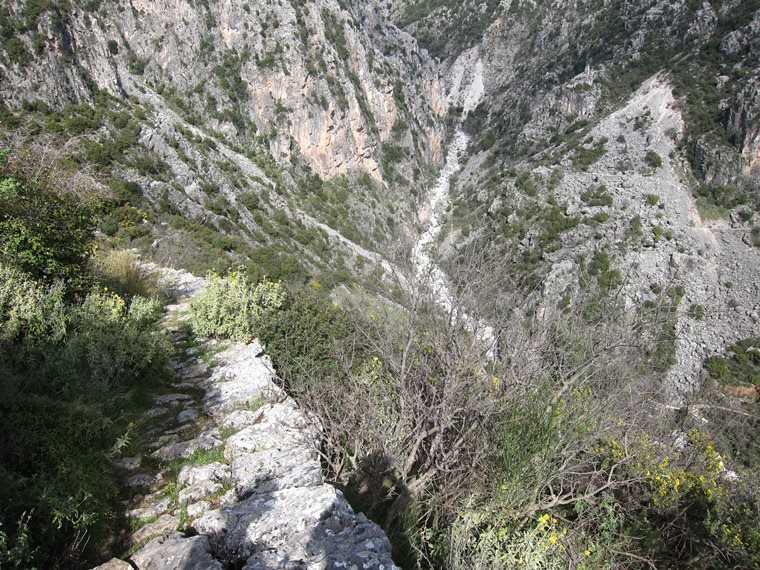Greece Peloponnese: Taygetus range and the Mani, Viros Gorge, Dropping into the gorge, Walkopedia