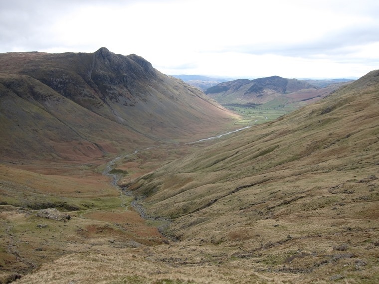 United Kingdom England Lake District, Scafell Pike, Climbing out of Great Langdale valley head, Walkopedia