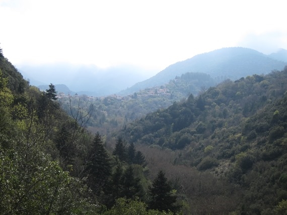 Greece Peloponnese: Taygetus range and the Mani, Tracks to Anavriti/ Soha/ Phaneromeni, Looking up to Anavriti, different world, Walkopedia