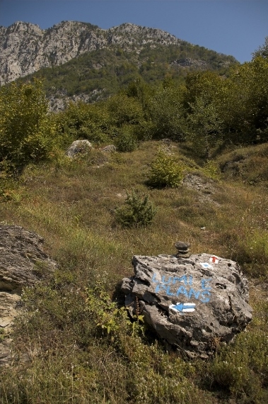 Albania, Around Curraj I Eperm, One of the guidepost stones, Walkopedia