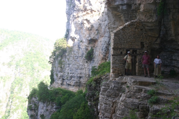 Greece, Pindos/Vikos Circuit, Monastery above the gorge, Walkopedia