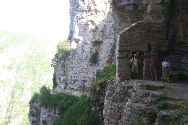 , Pindos/Vikos Circuit, Monastery above the gorge, Walkopedia