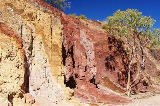Australia Northern Territory, Larapinta Trail, The Ochre Pits, Walkopedia