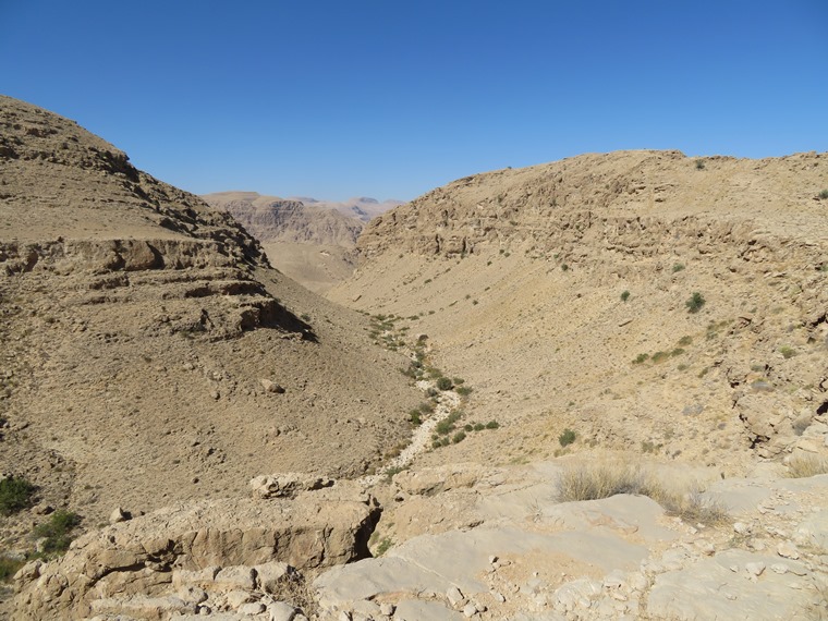 Oman Eastern Hajar Mountains, Across the Selma Pateau (E35), High plateau, upper tributary to Wadi tiwi, Walkopedia