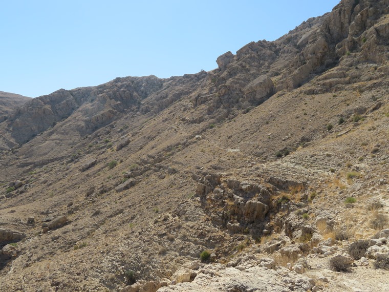 Oman Eastern Hajar Mountains, Across the Selma Pateau (E35), long traverse beyond pass, Walkopedia