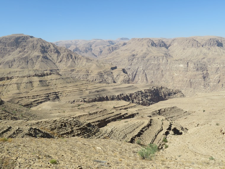 Oman Eastern Hajar Mountains, Across the Selma Pateau (E35), Top of Wadi Tiwi, Walkopedia