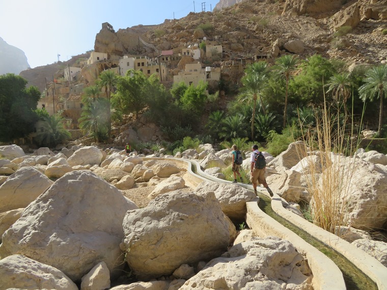 Oman Eastern Hajar Mountains, Across the Selma Pateau (E35), Sooee, falaj, Walkopedia