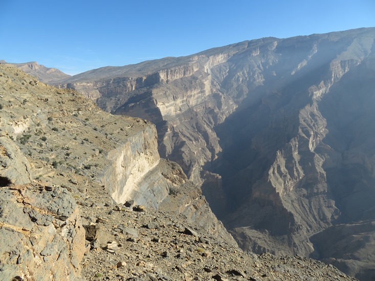 Oman Western Hajar Mts: Jebel Akhdar, Jebel Akhdar, Balcony walk, up Wadi Nakhur toward Jebel Shams, Walkopedia