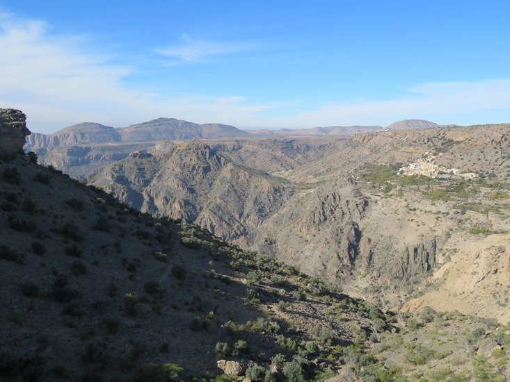 Oman Western Hajar Mts: Jebel Akhdar, Jebel Akhdar, Across the very top of Wadi Muaydin to  to the high villages of Sayq Plateau rim, Walkopedia