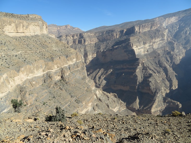 Oman Western Hajar Mts: Jebel Akhdar, Balcony Walk, Wadi Nakhur, Can you see the trail?, Walkopedia