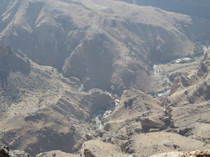 Oman Western Hajar Mts: Jebel Akhdar, Balcony Walk, Wadi Nakhur, Down into Wadi Nakhur from the balcony, Walkopedia