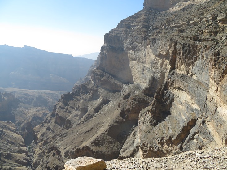 Oman Western Hajar Mts: Jebel Akhdar, Balcony Walk, Wadi Nakhur, Down Wadi Nakhur form abandoned village, Walkopedia