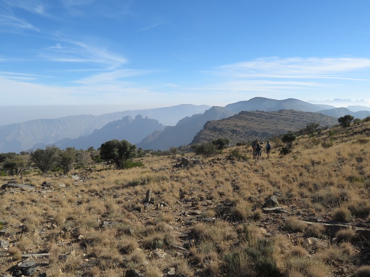 Oman Western Hajar Mts: Jebel Akhdar, Qiyut to Ar Roos Traverse , High ridge, heading east, Walkopedia