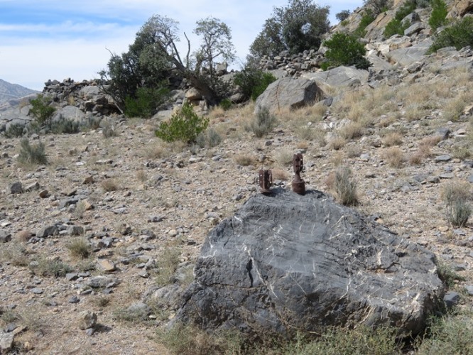 Oman Western Hajar Mts: Jebel Akhdar, Qiyut to Ar Roos Traverse , Civil war remains, Walkopedia