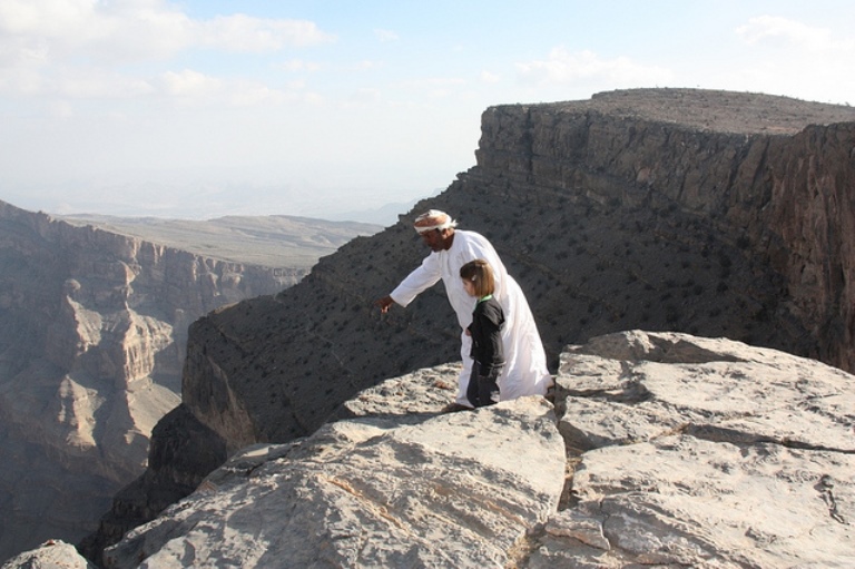 Oman Western Hajar Mts: Jebel Akhdar, Jebel Shams, Peering into the abyss , Walkopedia