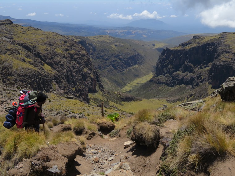 Kenya Mount Kenya, Chogoria Route, Gorges valley, first view, Walkopedia