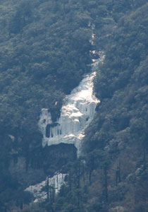 Goecha La/Dzongri: Frozen waterfall - © David Briese, www.gang-gang.net/nomad