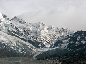 India Sikkim and nearby, Goecha La/Dzongri, V-shaped notch (Goeche La) beneath Kangchenjunga, Walkopedia
