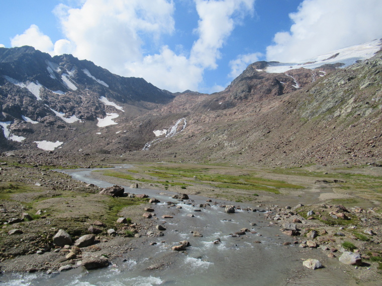 Austria Stubai Alps, Stubaier Hohenweg (Runde Tour), Up valley just below Freiger See, Seescharte pass on right, Walkopedia