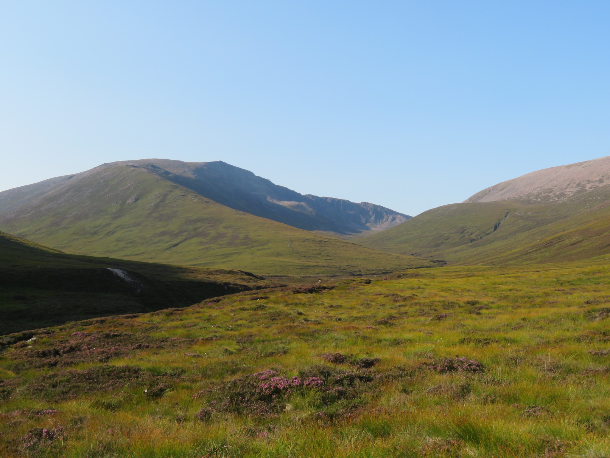 United Kingdom Scotland Cairngorms, Ben Macdui, Sron Riach ridge and BM from upper Glen Lui, Walkopedia