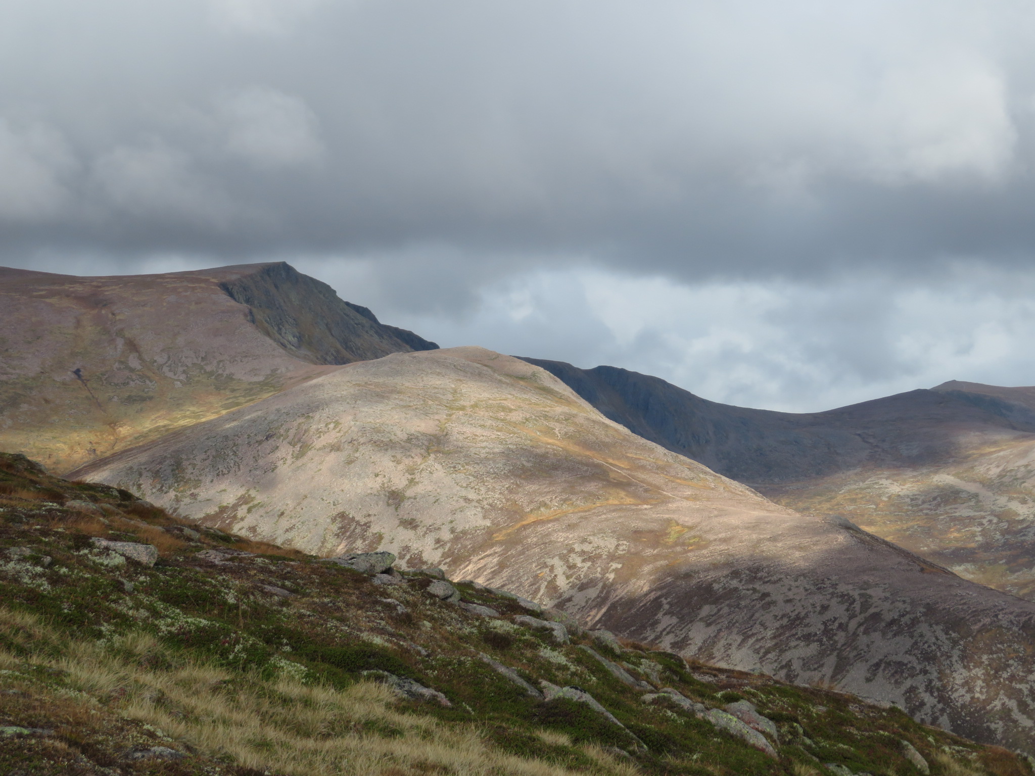 United Kingdom Scotland Cairngorms, Ben Macdui, Back of Ben Macdui   from Carn a Mhaim, Walkopedia