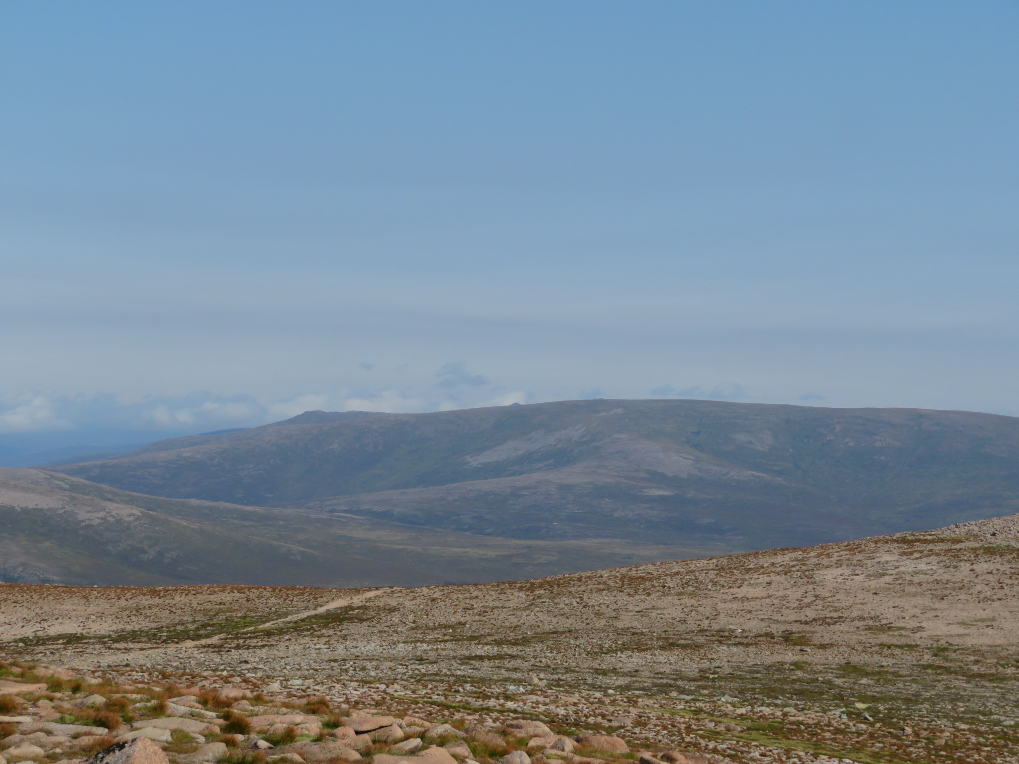 United Kingdom Scotland Cairngorms, Ben Macdui, East from Ben Macdui, Walkopedia