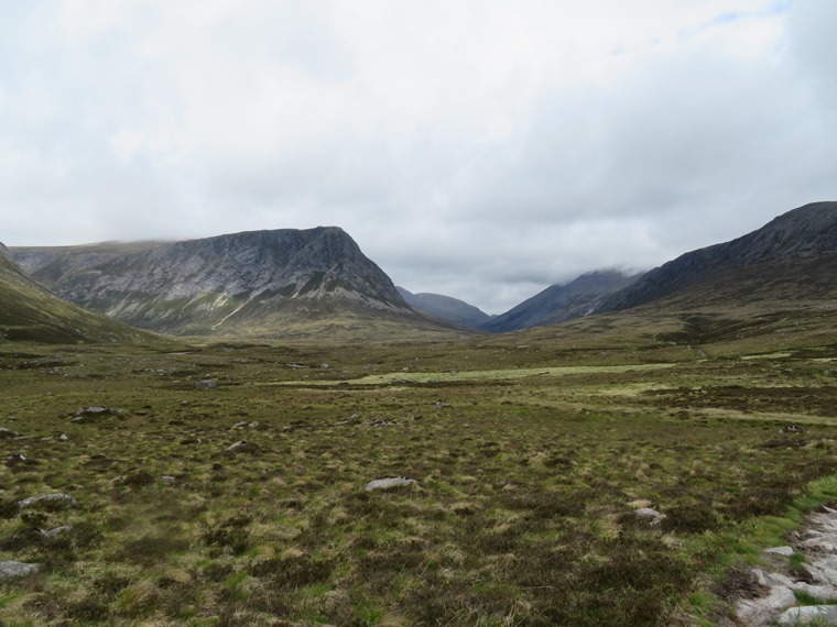 United Kingdom Scotland Cairngorms, Cairn Toul and Braeriach , Devil's Point and Lairig Ghru from downstream Dee, Walkopedia