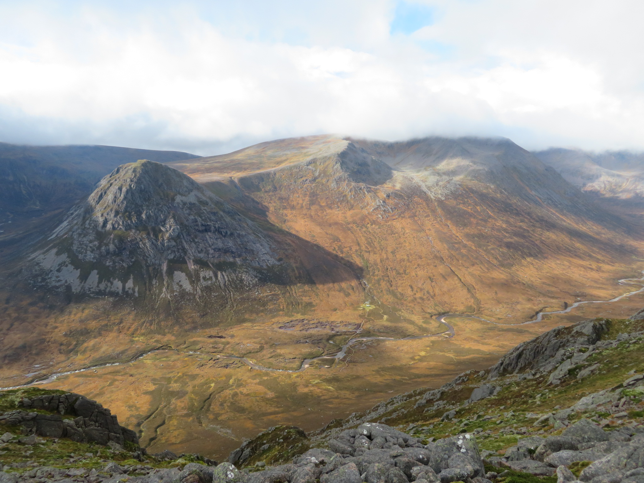 United Kingdom Scotland Cairngorms, Cairn Toul and Braeriach , Devil's Point and Cairn Toul from Carn a Mhaim, Walkopedia