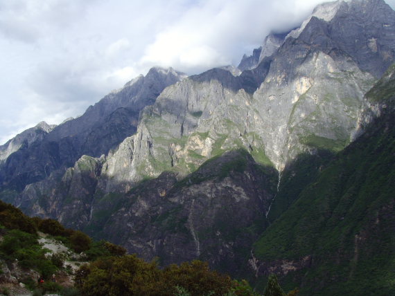 China South-west Yunnan, Tiger Leaping Gorge, Tiger Leaping Gorge, light on mountain across gorge , Walkopedia