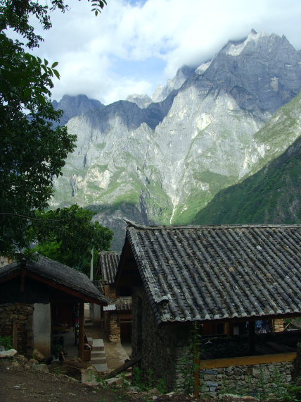 China South-west Yunnan, Tiger Leaping Gorge, Tiger Leaping Gorge, light across gorge, Walkopedia