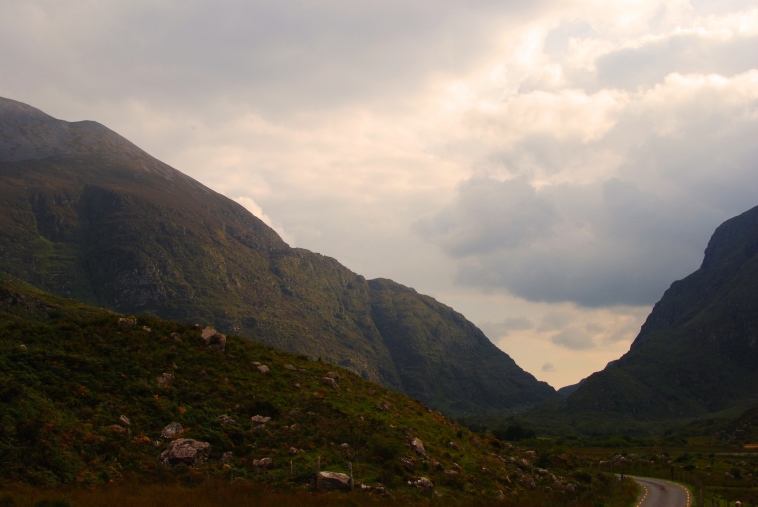 Ireland Kerry Killarney NP, Purple and Tomies Mountains, Gap of Dunloe - sun hitting the Mountains, Walkopedia